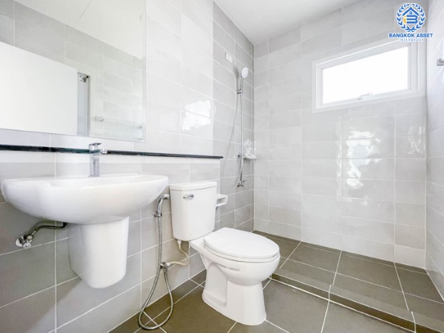 *****บ้านแฝดมือสองย่านปทุมธานี ม.เลคฟอเรสต์ ราชพฤกษ์ เนื้อที่มากถึง 38.2 ตร.ว. ฟังก์ชัน 3 ห้องนอน 2 ห้องน้ำ 2 ที่จอดรถ บ้านใหม่ ไม่เคยเข้าอยู่ วิวทะเลสาบ สภาพแวดล้อมดีมาก บนทำเลเชื่อมต่อถ.ราชพฤกษ์ ถ.345 ถ.ติวานนท์ ใกล้ทางด่วน "ศรีสมาน"